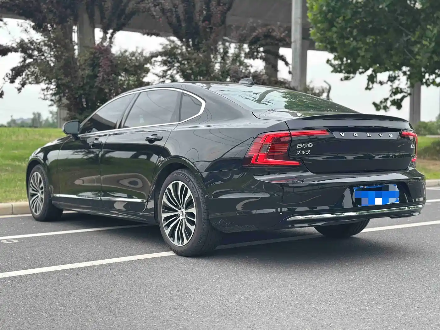 Volvo S90 2024 B5 Momentum Luxury Edition фото 9