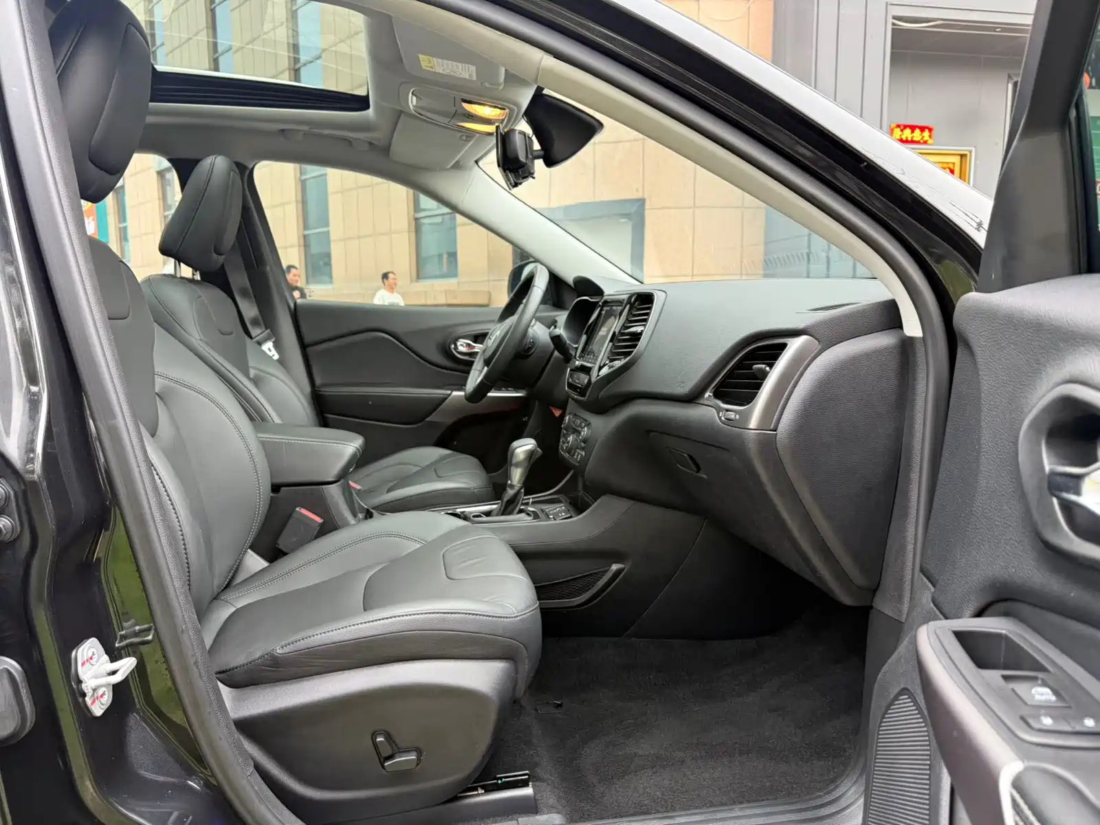 Photo 17 - Jeep Cherokee