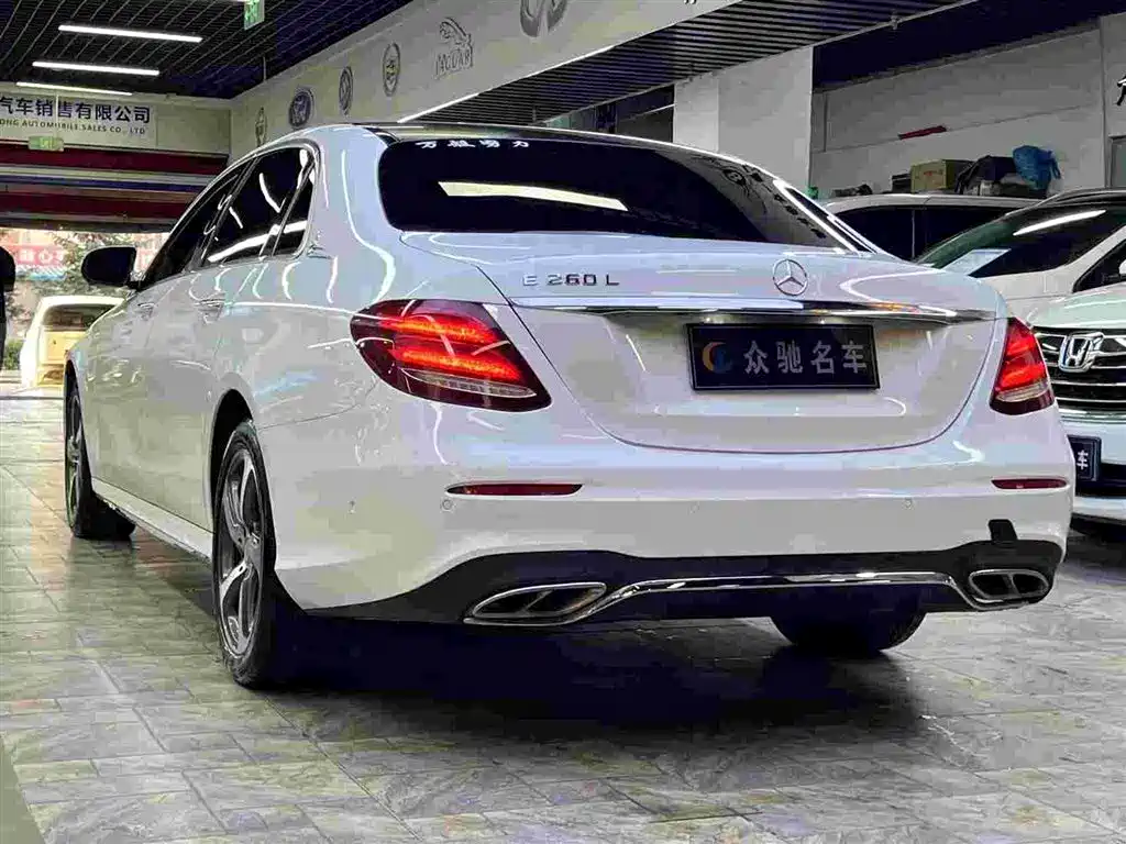 Фото 9 - Mercedes-Benz E-Class