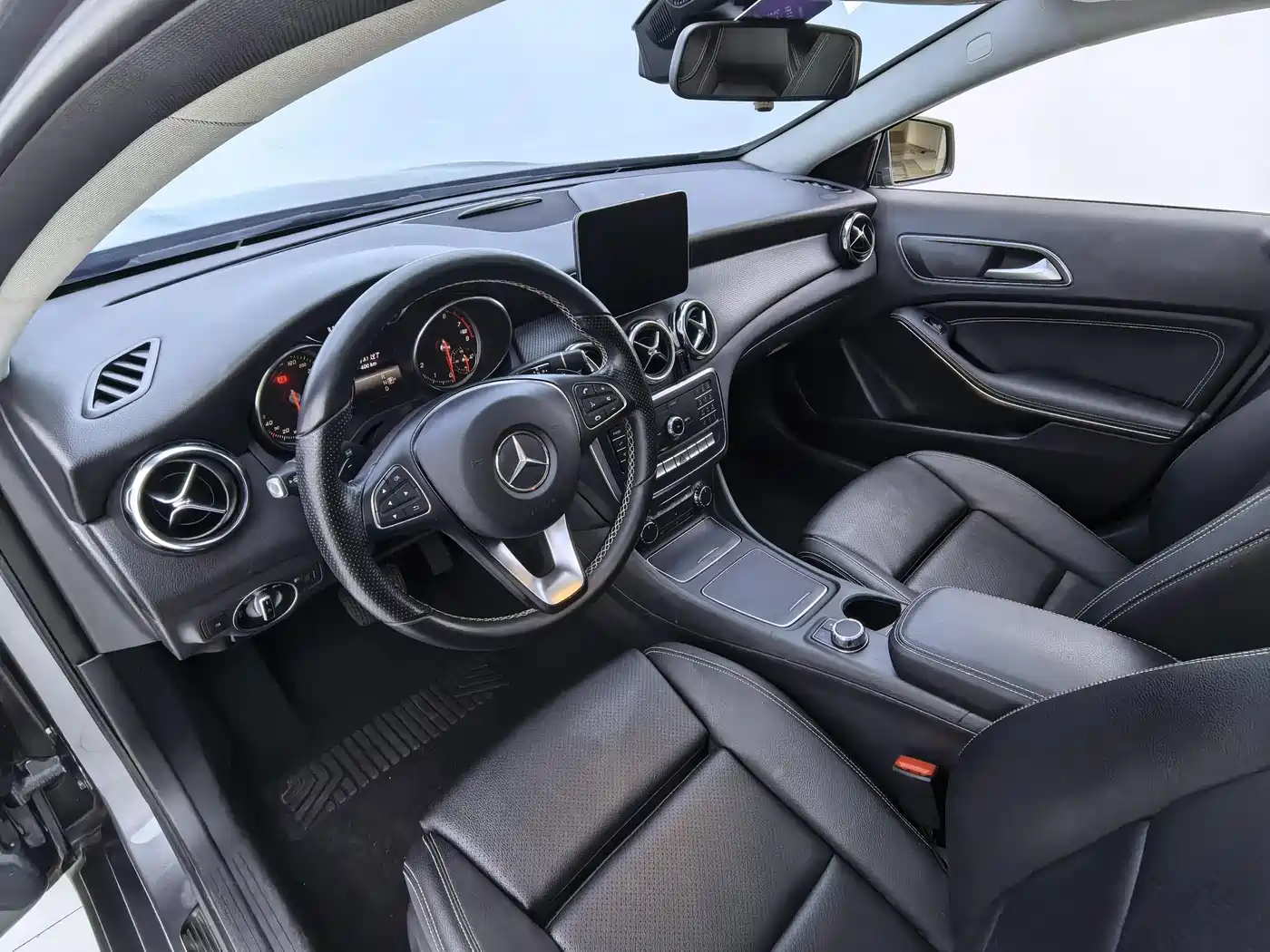 Mercedes-Benz GLA 2018 GLA 200 Dynamic фото 13