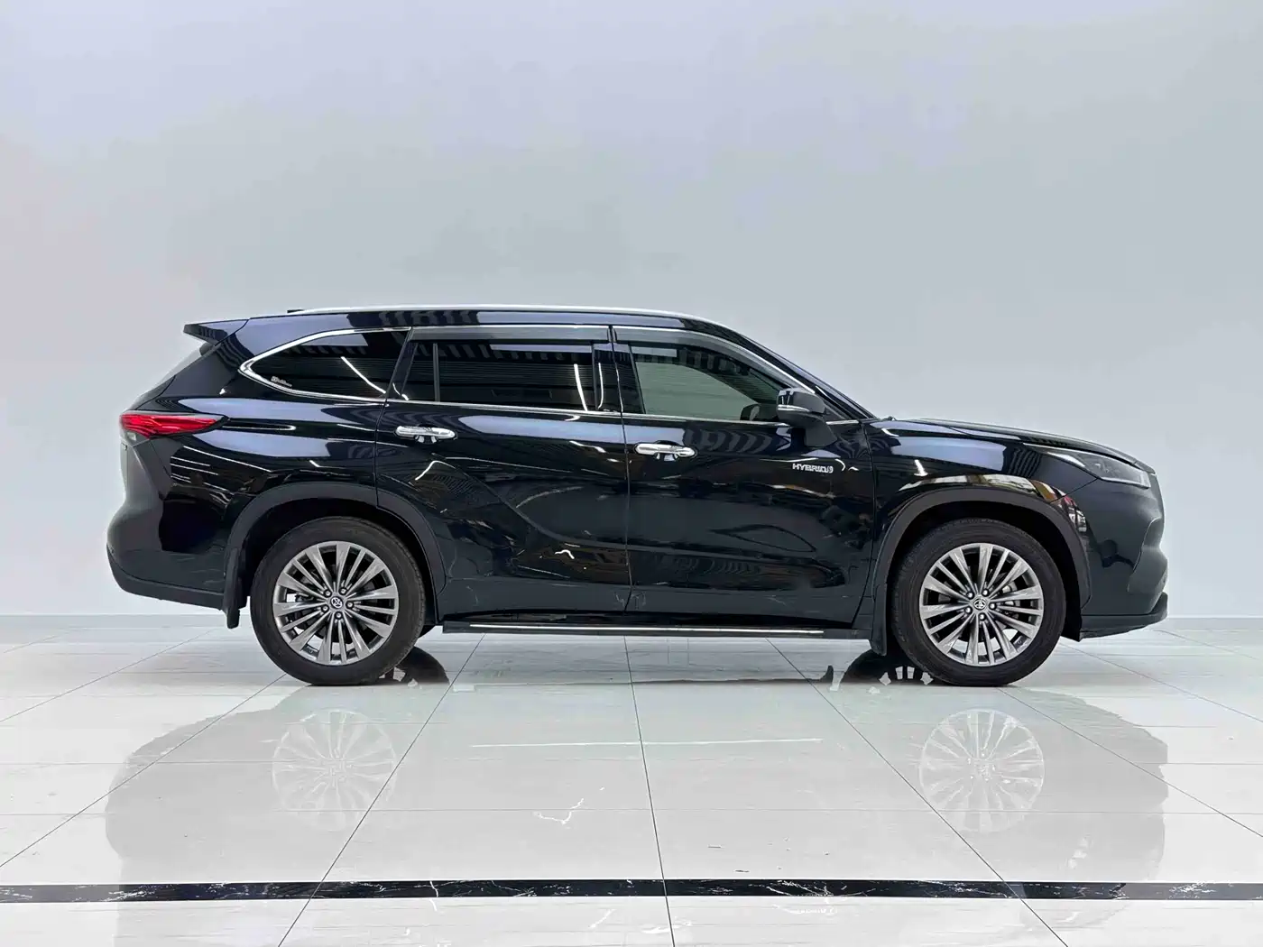 Toyota Highlander 2022 Model Dual Engine 2.5L 4WD Premium Edition 7-Seater фото 7