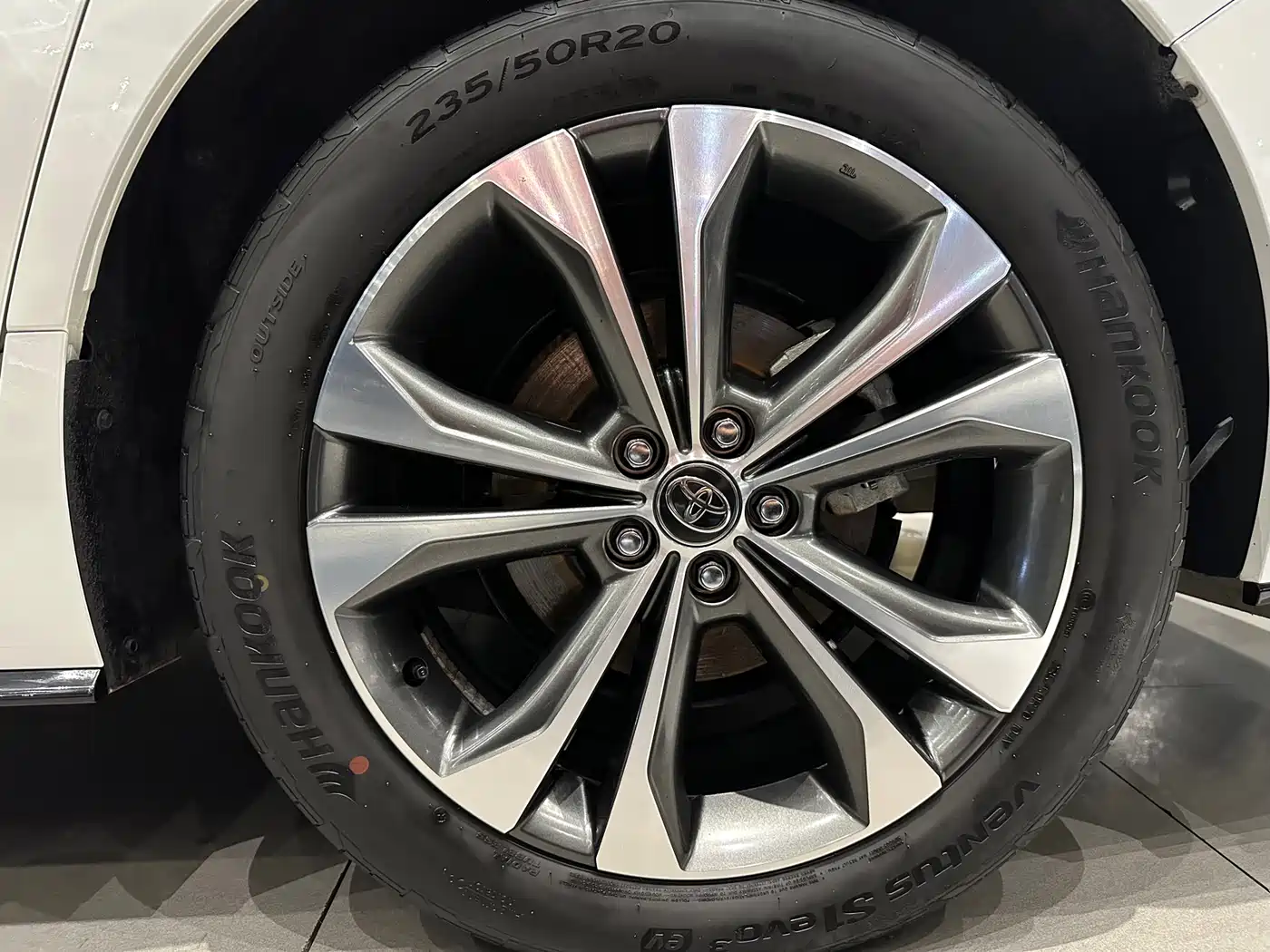 Toyota Granvia 2023 2022 Model Year 2.5L Hybrid Flagship Edition