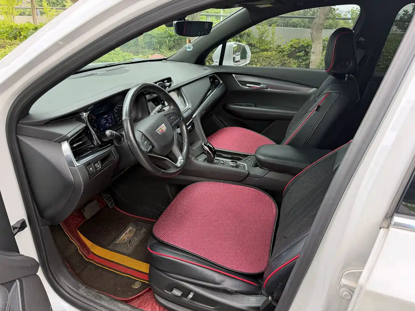 Photo 7 - Cadillac XT6