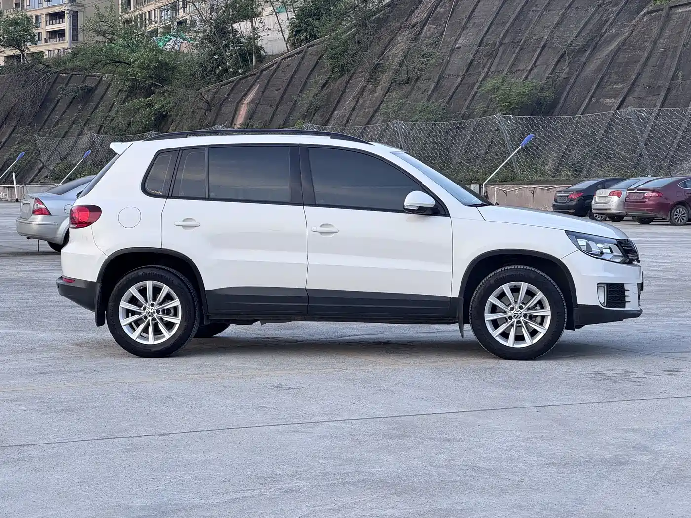 VOLKSWAGEN TIGUAN