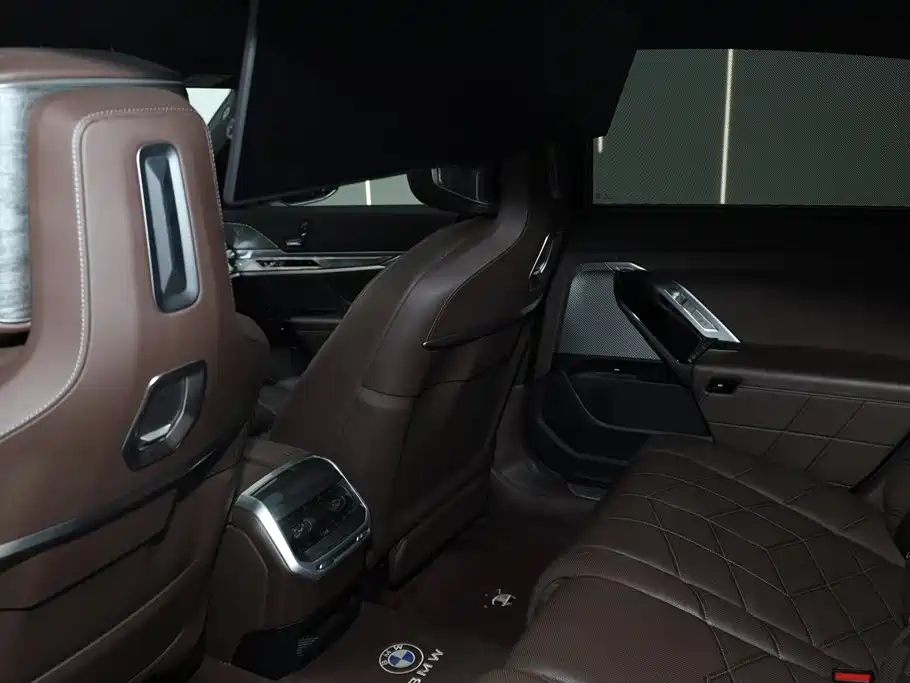 BMW 7 Series 2023 740Li Exclusive M Sport Package фото 25