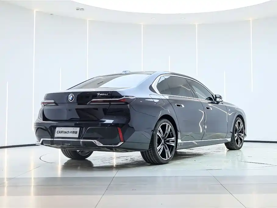 BMW 7 Series 2023 740Li Exclusive M Sport Package фото 5