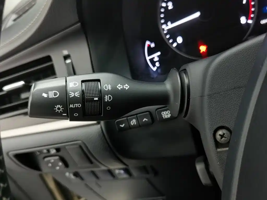 Photo 21 - Lexus ES