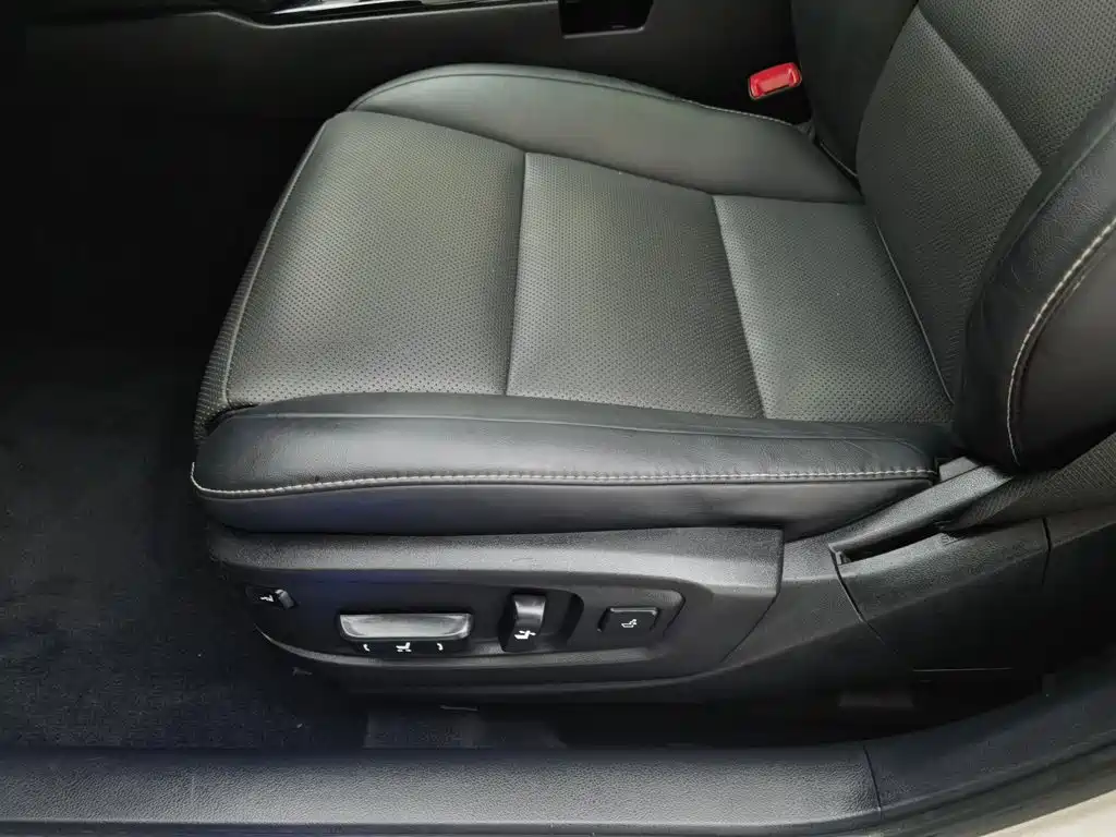 Photo 20 - Lexus ES