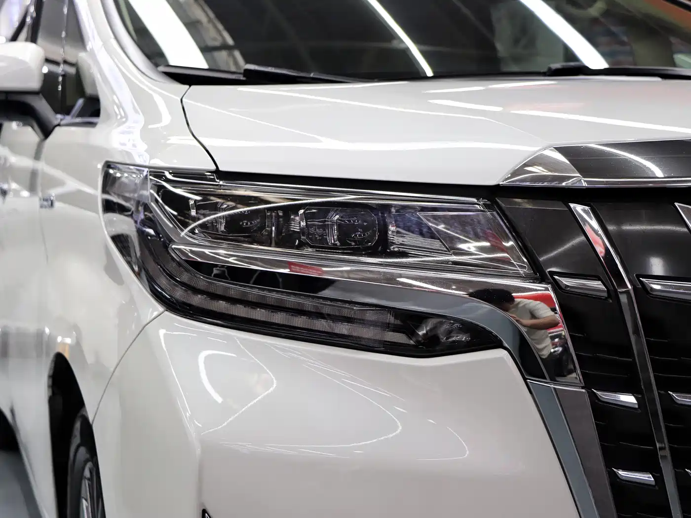 Toyota Alphard 2019 Hybrid 2.5L Luxury фото 38
