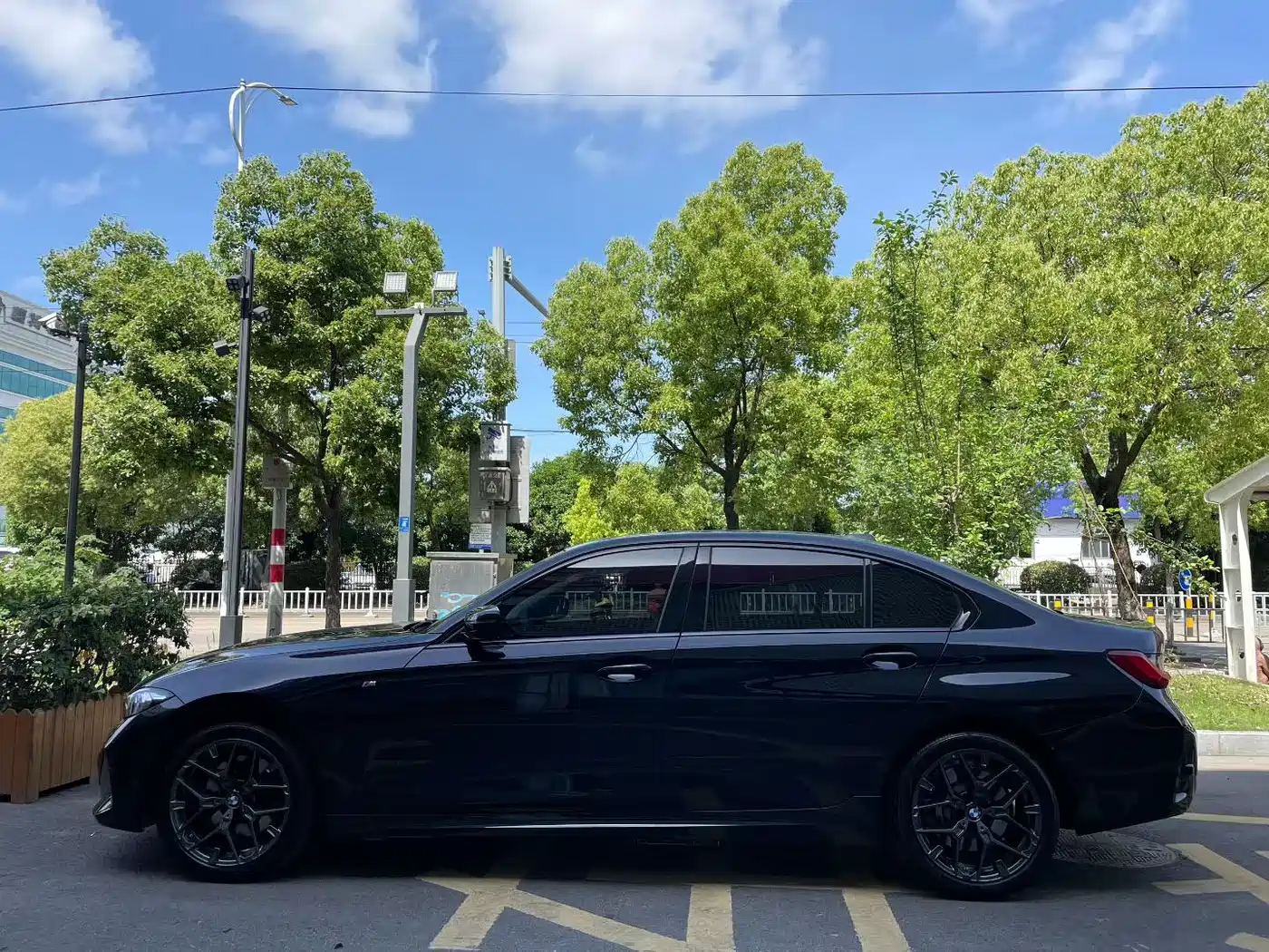 BMW 3 Series 2025 330Li M Sport Night Edition фото 5