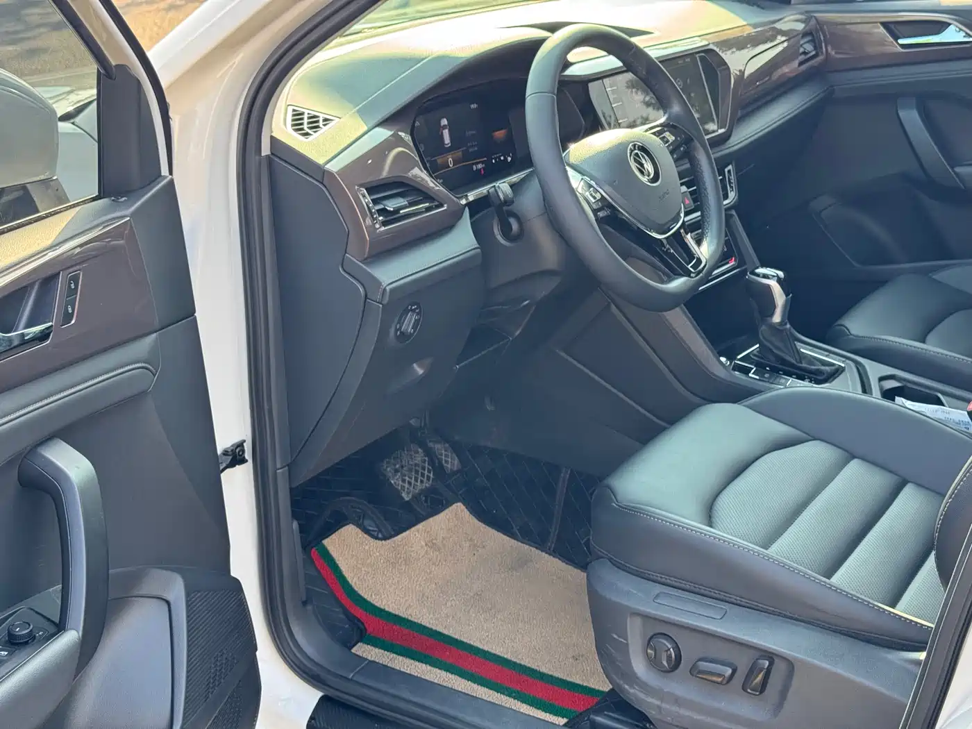 Volkswagen Tharu 2022 280TSI FWD Luxury Edition фото 11