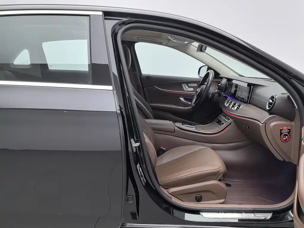 Фото 23 - Mercedes-Benz E-Class
