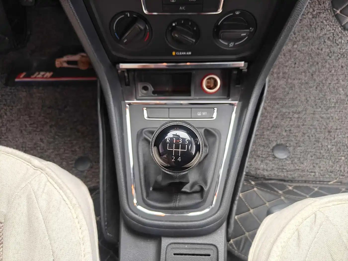 Volkswagen Bora 2018 1.5L Manual Fashion фото 16