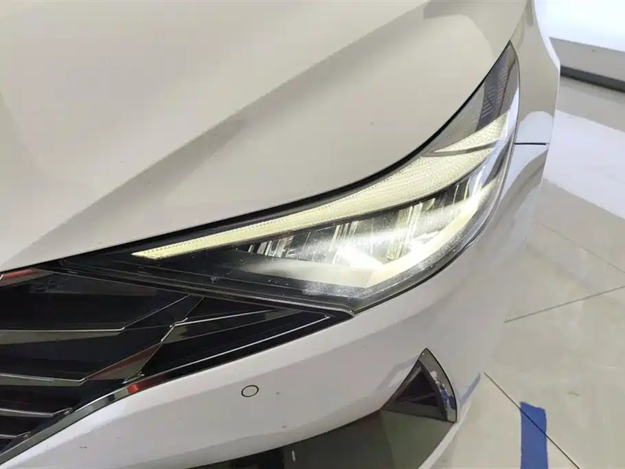 Hyundai Elantra 2021 1.5L CVT LUX Premium Edition фото 5