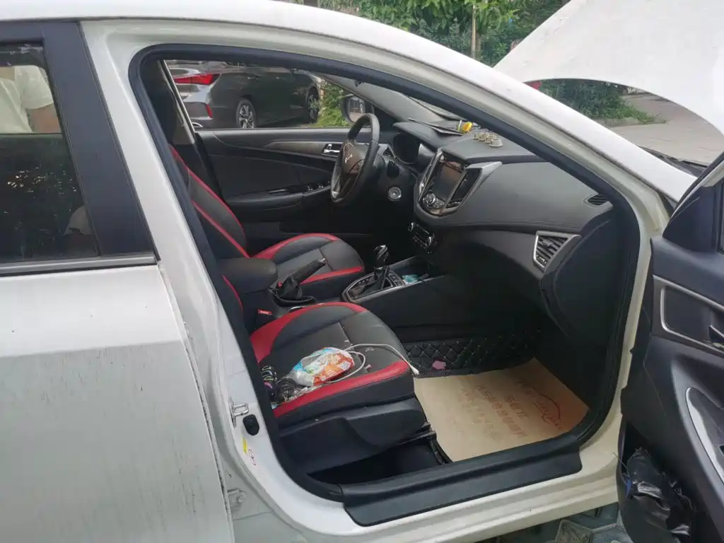 Фото 19 - Changan Eado XT