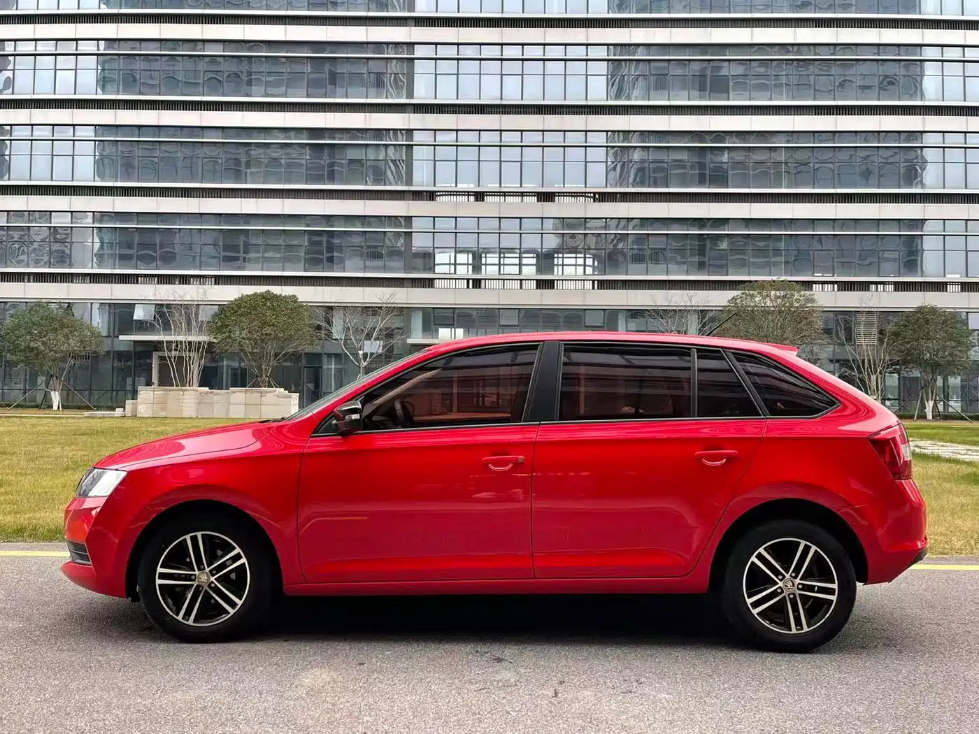 Škoda Skoda Rapid Spaceback 2018 1.6L Automatic Standard фото 4