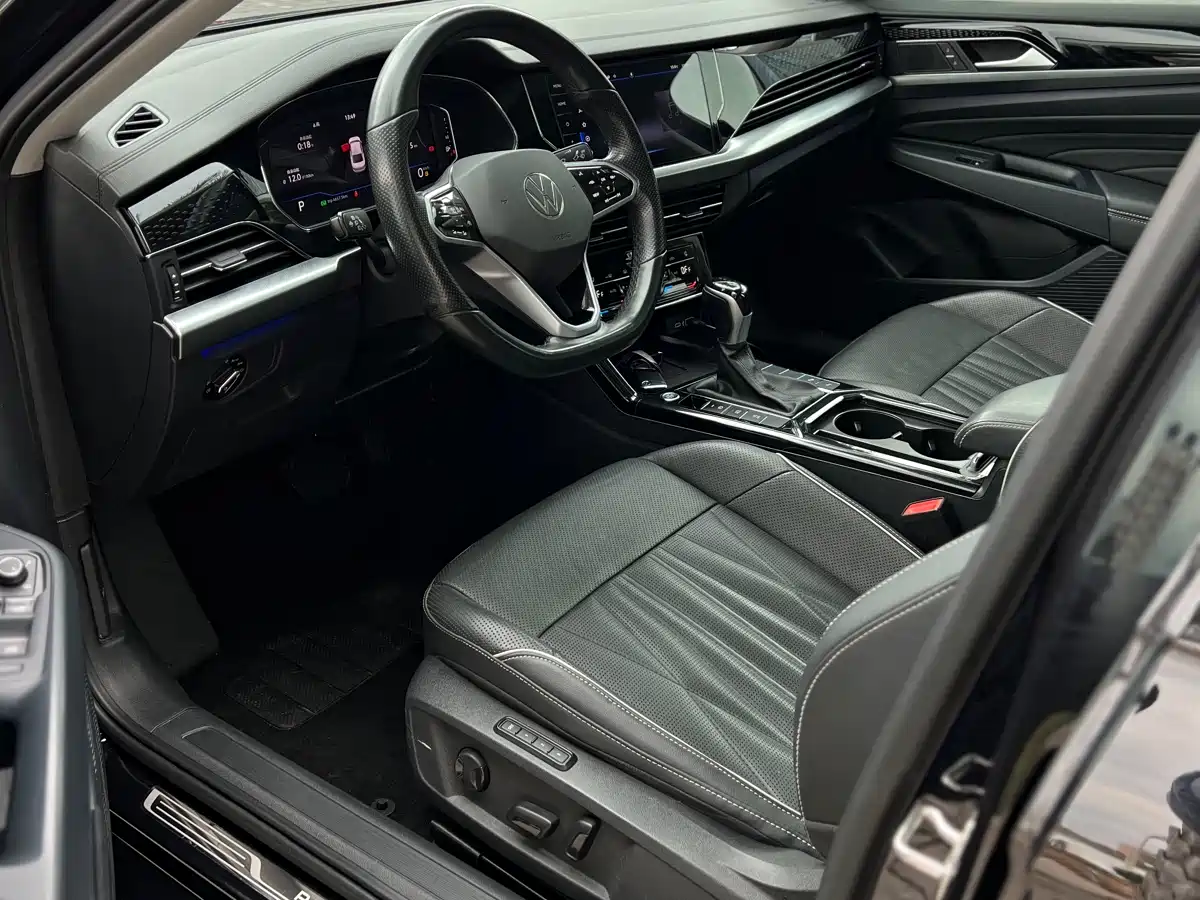 Volkswagen Passat 2022 330TSI Starlight Luxury Edition фото 4