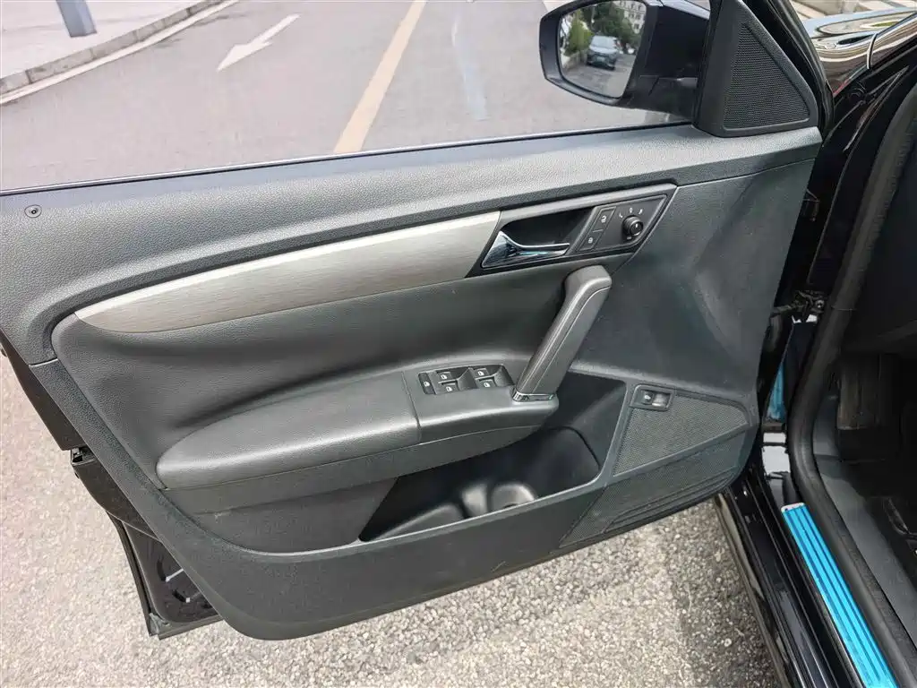 Volkswagen Lavida 2015 1.6L Automatic Comfort Edition фото 10