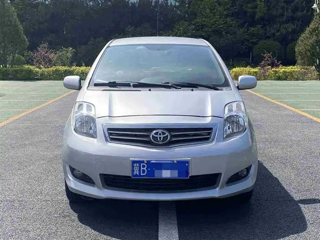 Toyota Yaris 2011 1.6GS Auto Sharp Edition фото 2