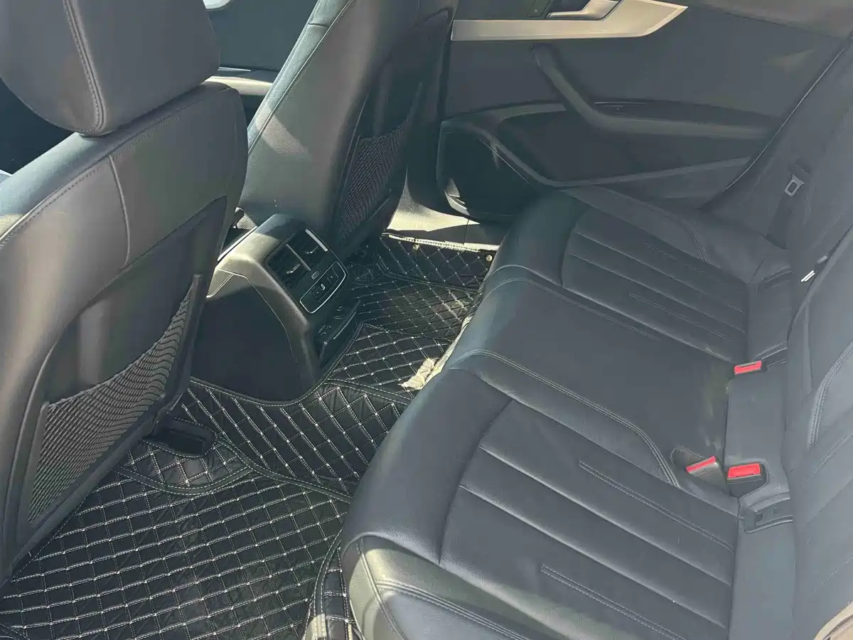 Photo 8 - Audi A4L
