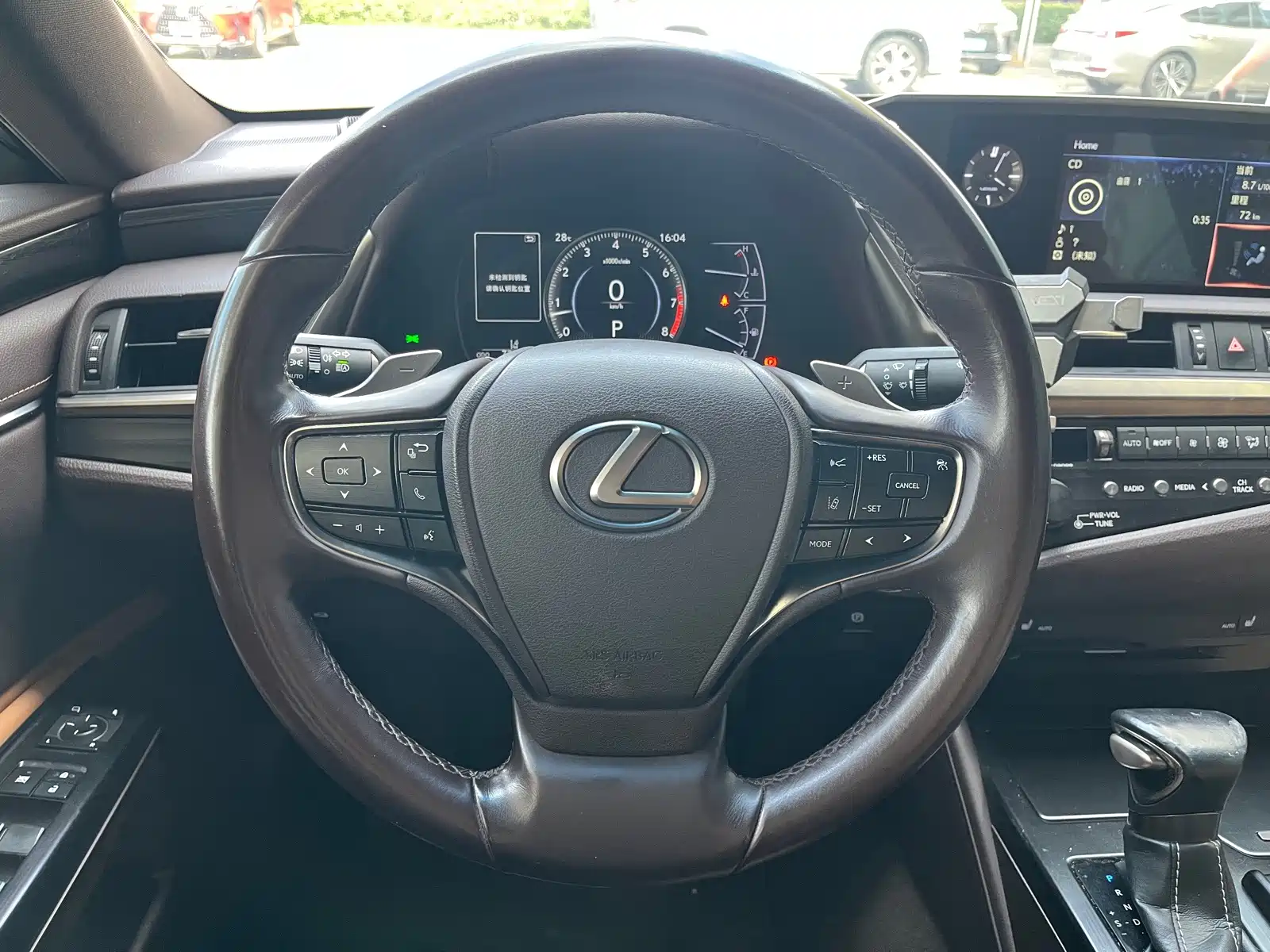 Фото 16 - Lexus ES