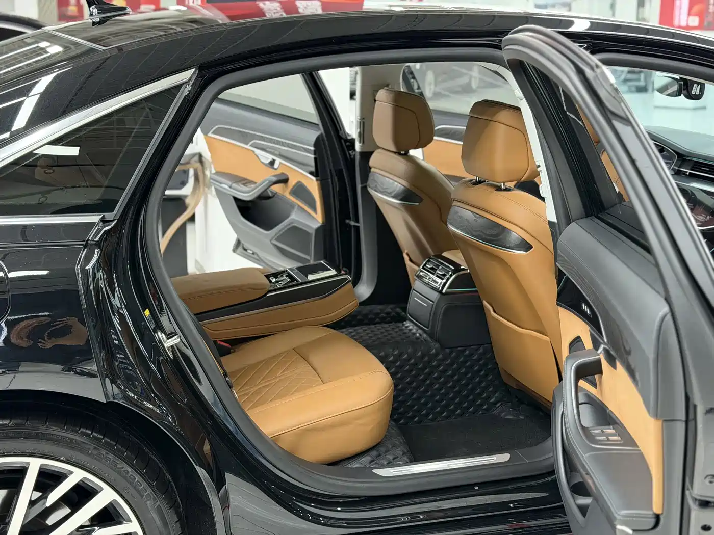 Фото 10 - Audi A8
