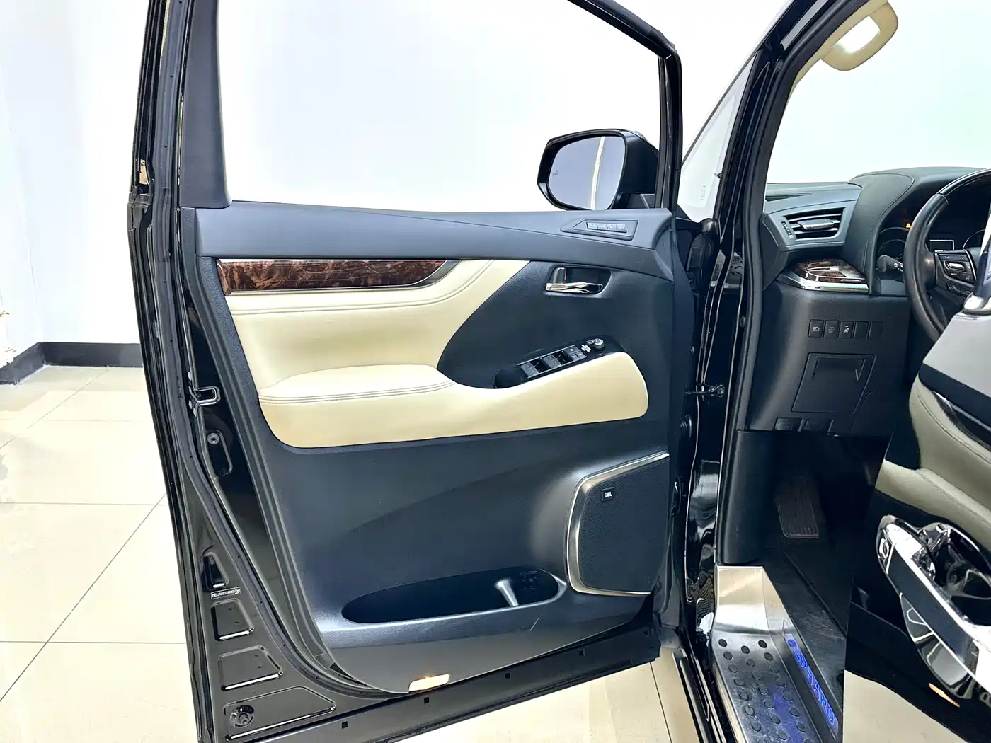 Toyota Alphard 2021 Hybrid 2.5L Luxury фото 17