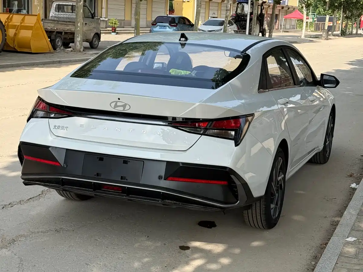 Hyundai Elantra 2023 1.5L CVT GLX Elite Edition фото 4