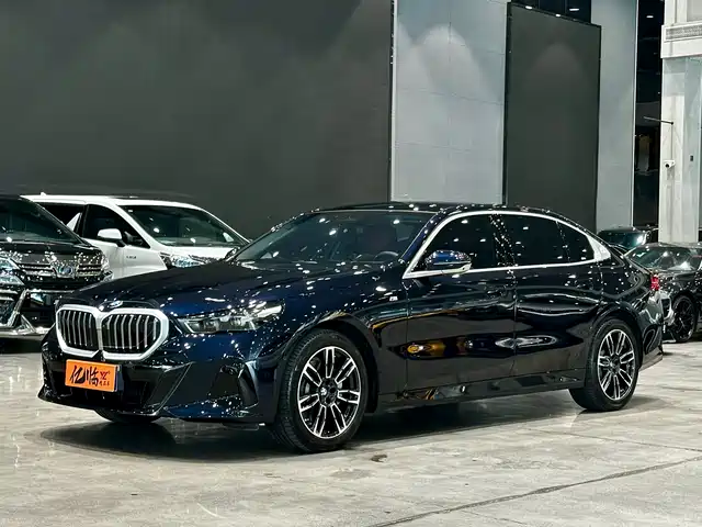 BMW 5 Series 2025 530Li Leading M Sport Package — фото 1