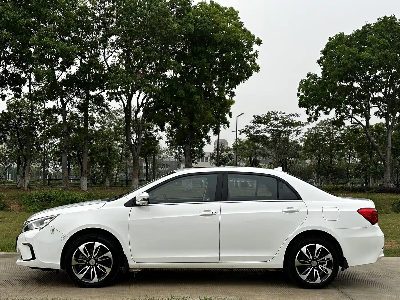 BYD Qin New Energy 2015 1.5T Double Champion Flagship Plus фото 4