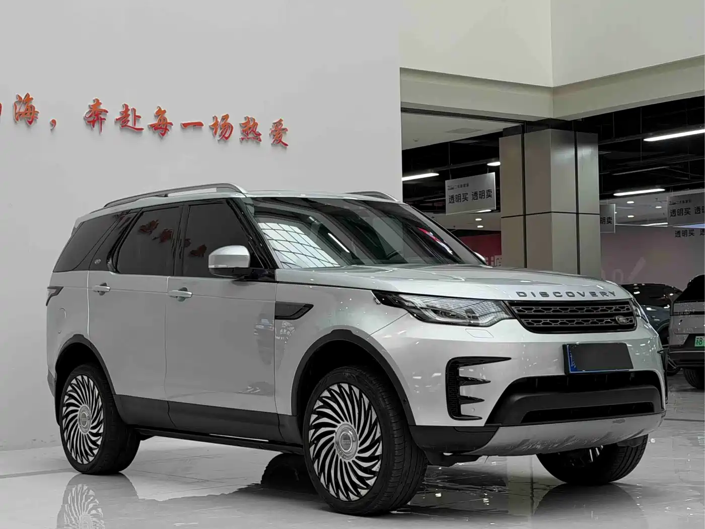 Land Rover Discovery 2018 2.0T SE фото 3