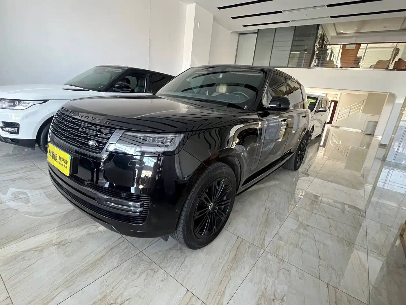 Land Rover Range Rover 2023 3.0 L6 400PS Golden Age 7-Seater Long Wheelbase фото 2