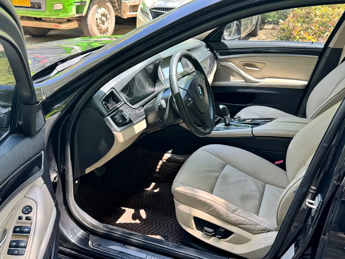 BMW 5 Series 2011 523Li Luxury фото 6