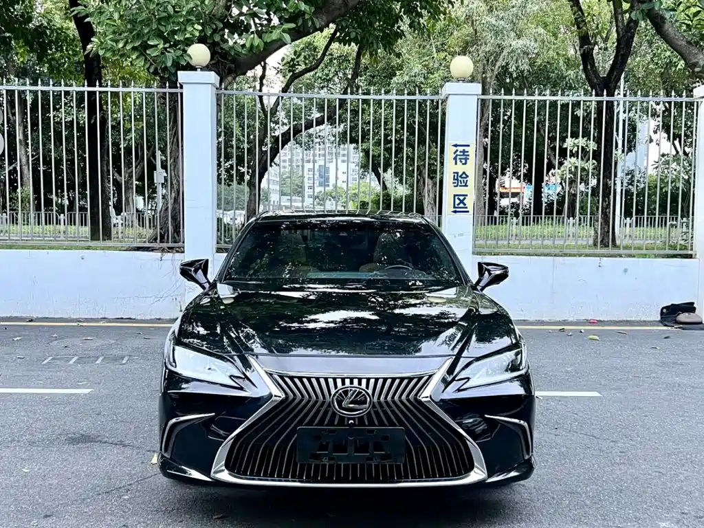 Фото 2 - Lexus ES