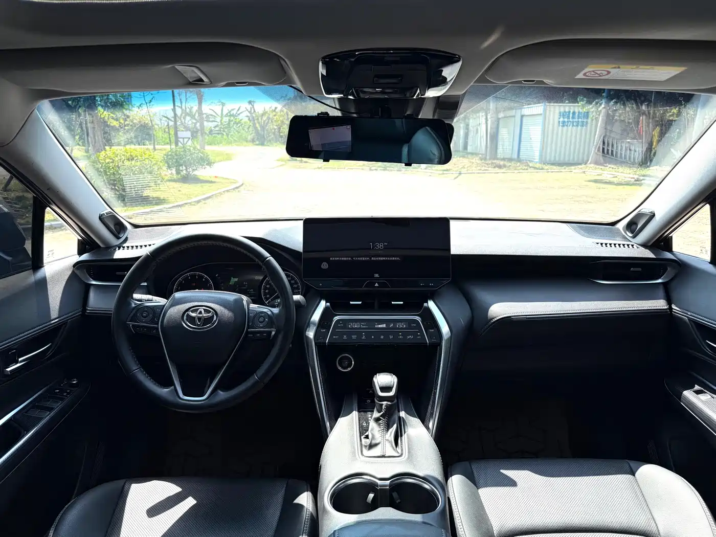 Toyota Venza 2023 2.0L CVT FWD Premium фото 16