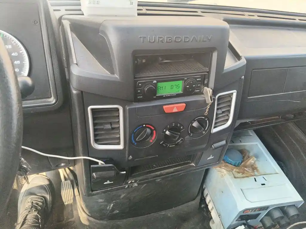 Iveco Daily 2021 2020 2.5T A40 Bus Dual Tire Medium Roof 5-9 Seater China VI