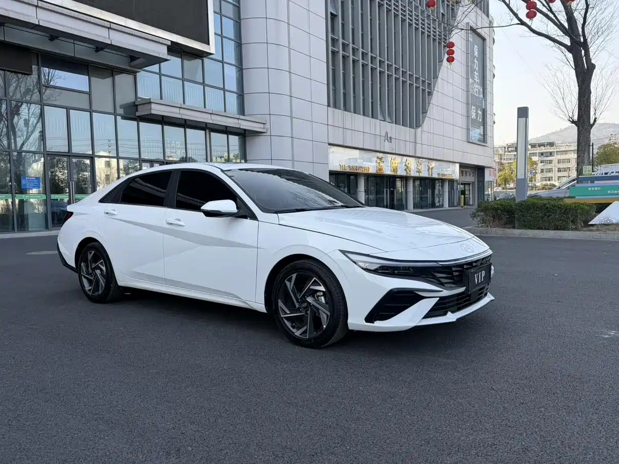 Hyundai Elantra 2023 Model 1.5L CVT LUX Premium Edition фото 3