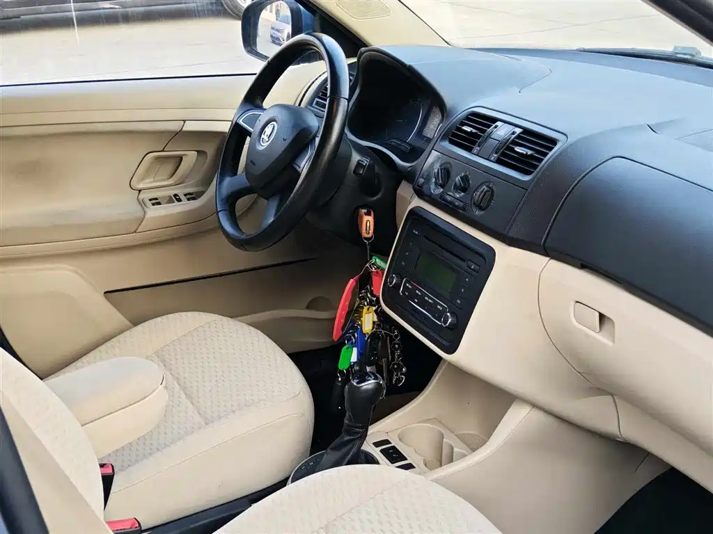 Škoda Fabia 2014 1.4L Automatic Crystal Spirit Edition фото 7