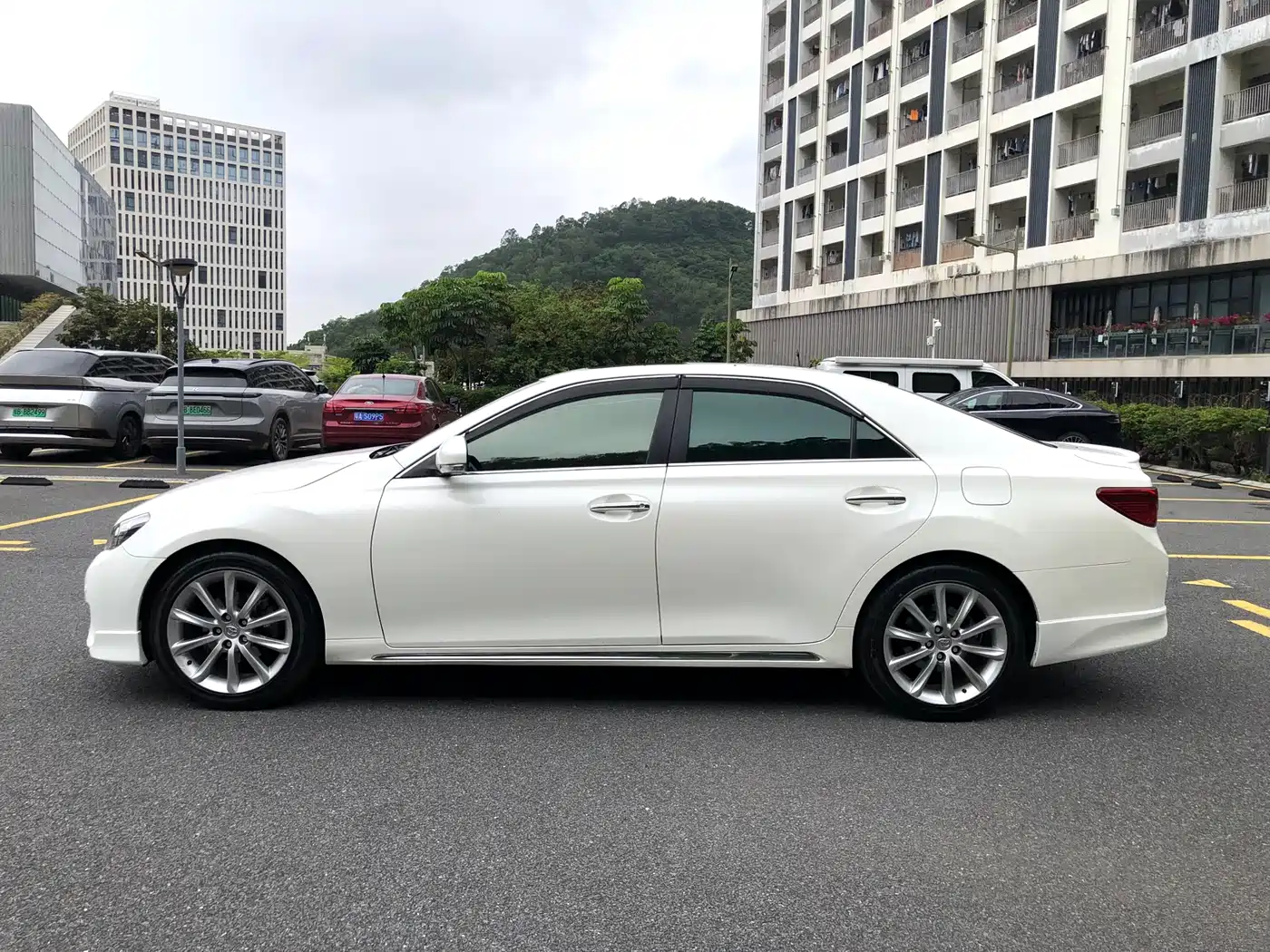 Toyota Reiz 2010 3.0V Style Flagship Navigation Edition фото 7