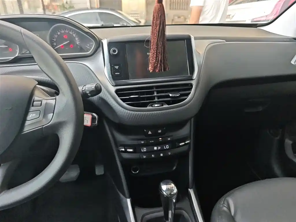 Peugeot 2008 2014 1.6L Automatic Fashion Edition фото 13