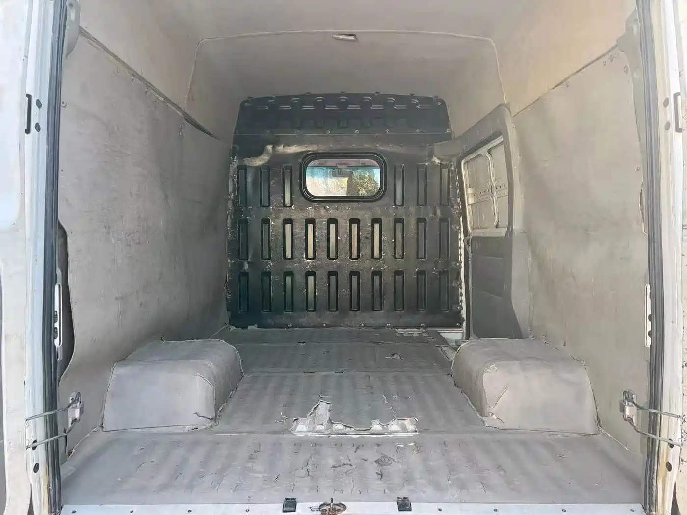 Iveco Daily 2021 2021 Model 2.8T V35 VAN Cargo Van 3 Seats Short Wheelbase Medium Roof Dual Tires Sliding Door