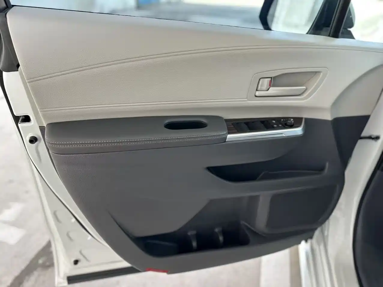 Toyota Sienna 2023 2.5L Hybrid Comfort Edition фото 9