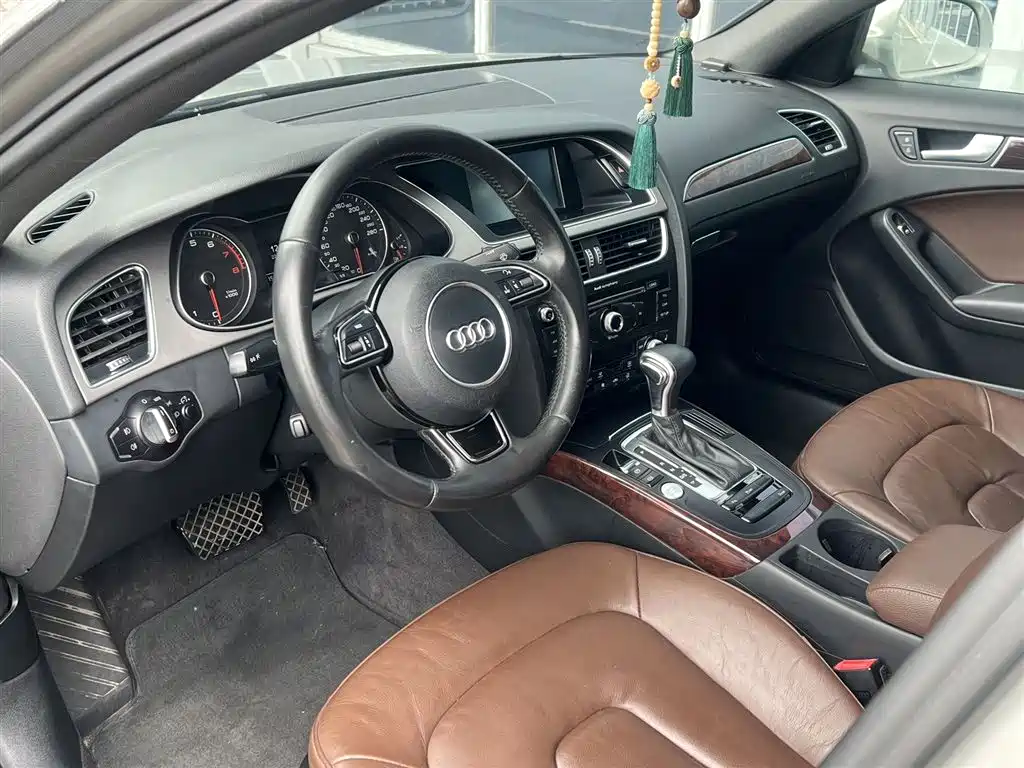 Audi A4L 2016 35 TFSI Collector's Edition S line Comfort фото 4