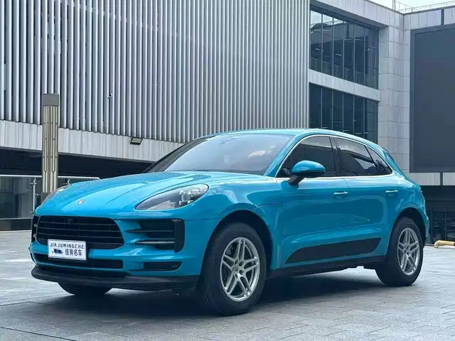 PORSCHE MACAN