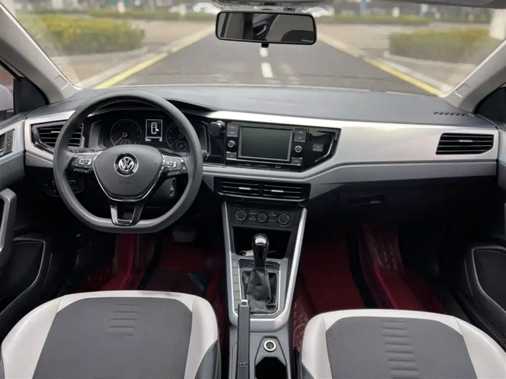 VOLKSWAGEN POLO