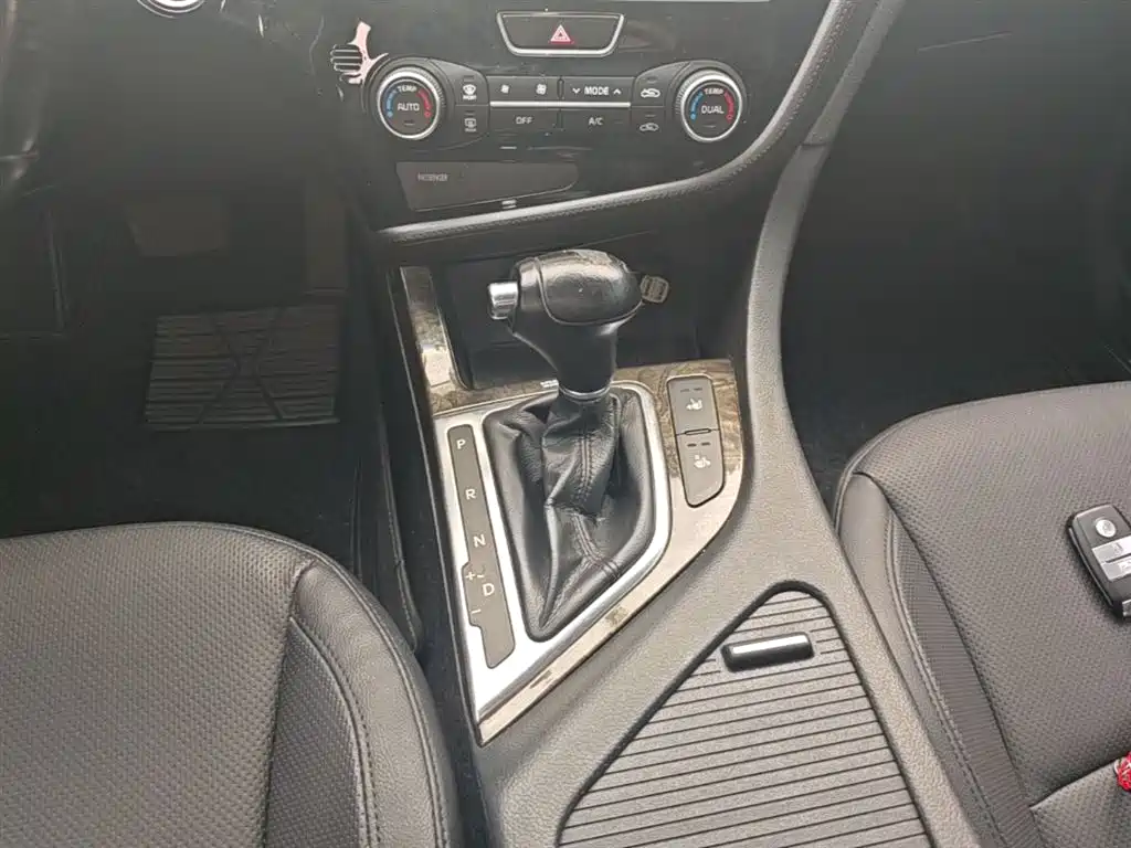 Kia K5 2015 2.0L Automatic LUX фото 14