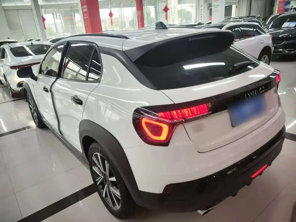 Фото 5 - Lynk & Co 02