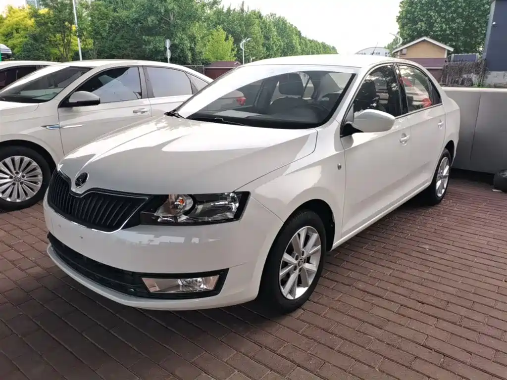 Škoda Rapid 2016 1.6L Manual Pioneer Edition фото 2