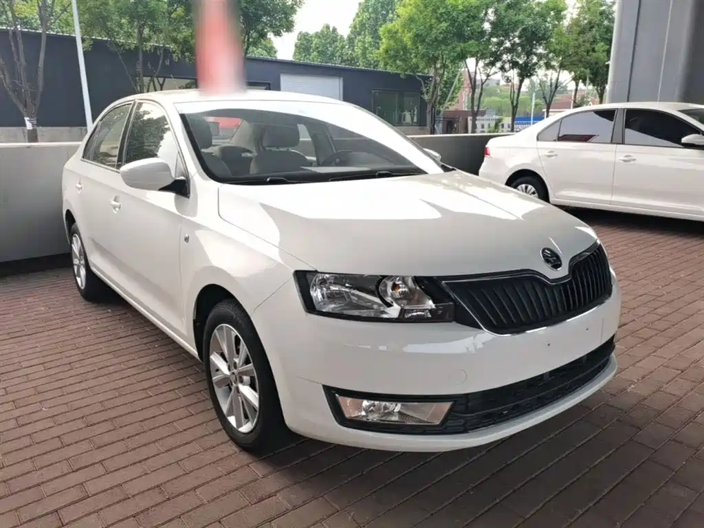 Škoda Rapid 2016 1.6L Manual Pioneer Edition фото 4