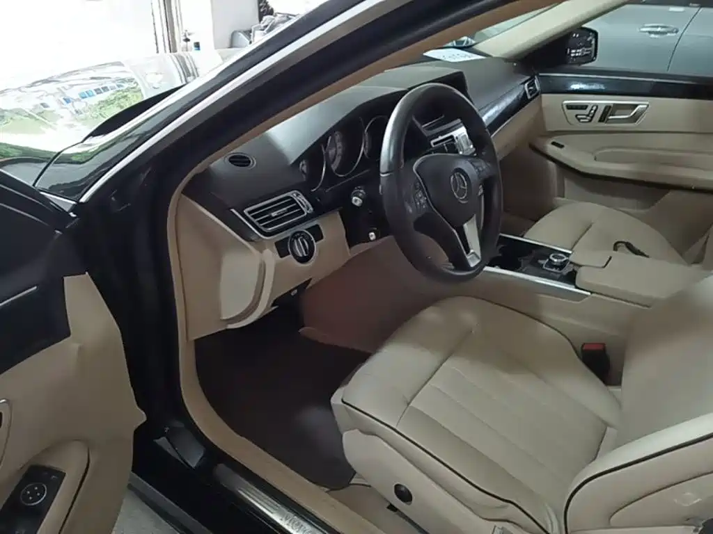 Photo 16 - Mercedes-Benz E-Class